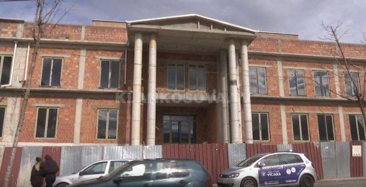 Vushtrri, punimet në objektin e qendrës kulturore nuk u kryen në afat (VIDEO)