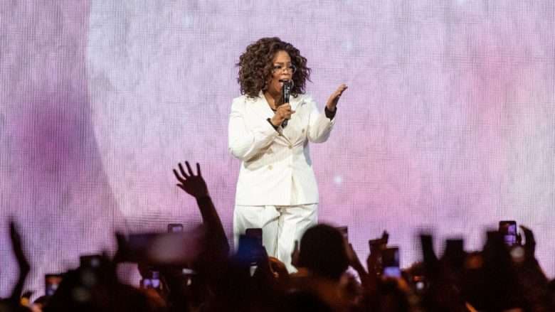 Oprah Winfrey rrëzohet në skenë (VIDEO)