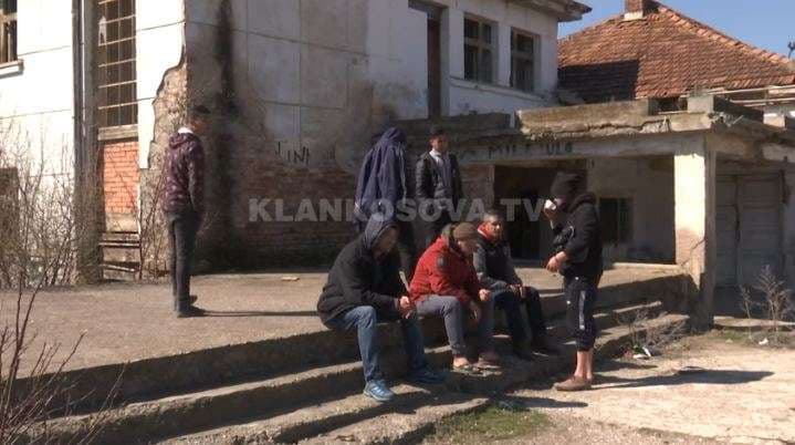 Banorët e Magurës në hall me refugjatët, Qendra e Azilit e mbushur (VIDEO)