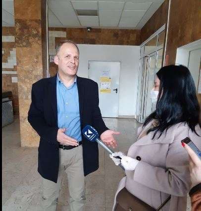 Infektologu Krasniqi: Rrini në shtëpi mos e bëni veten për spital