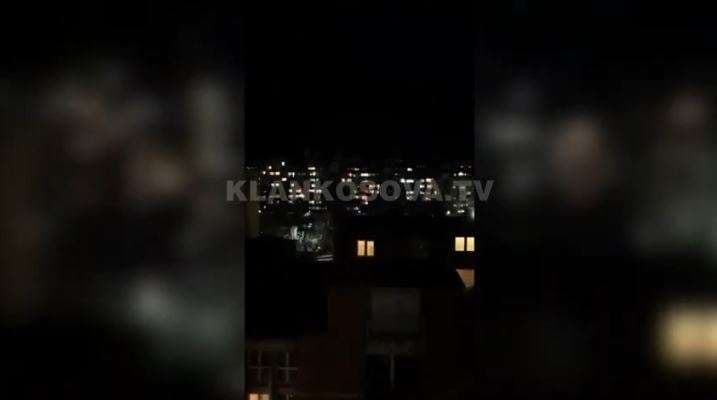 Qytetari lëshon muzikë me zë të lartë nga ballkoni në lagjen Dardania (VIDEO)