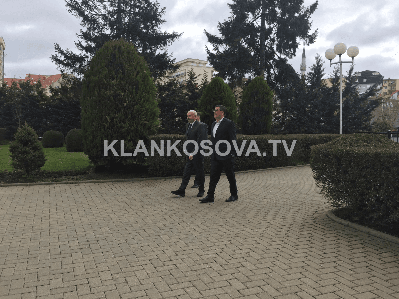 Isa Mustafa i shkon në takim Hashim Thaçit