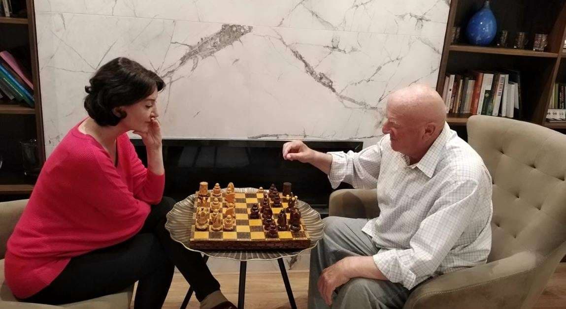 Jahjaga mundet nga babai në lojën e shahut