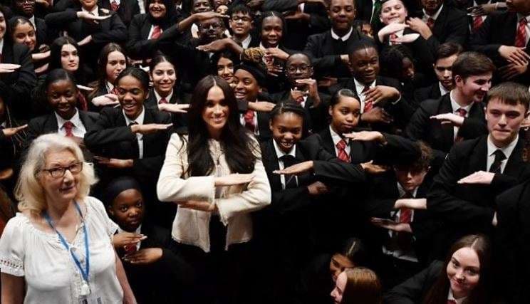 Meghan Markle surprizon nxënësit në Londër (VIDEO)