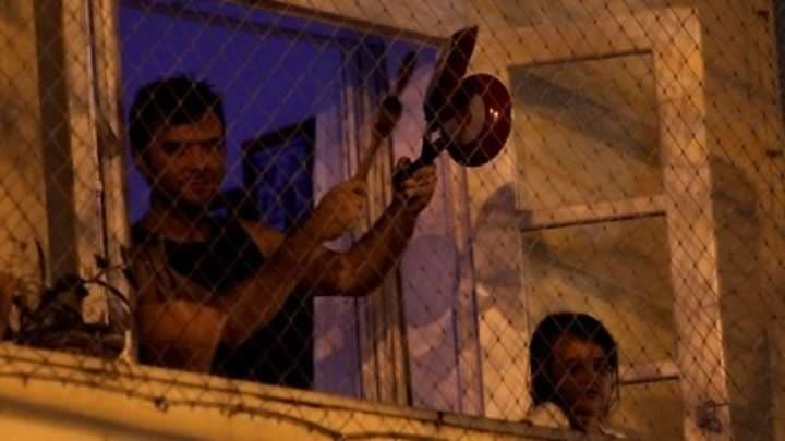 Si në Brazil ashtu edhe në Kosovë, qytetarët shfaqin pakënaqësitë me zhurmë në ballkone