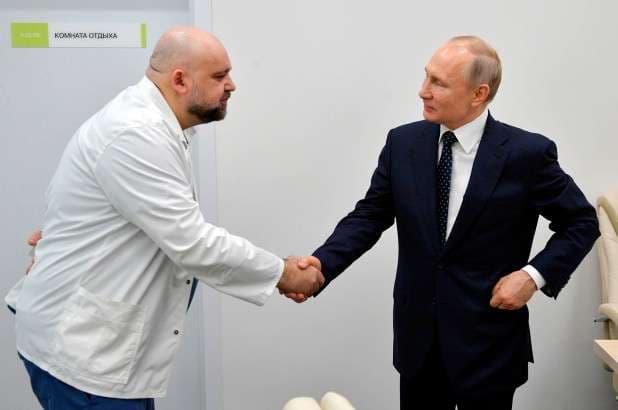 Del pozitiv në koronavirus mjeku që ia shtrëngoi dorën Putinit
