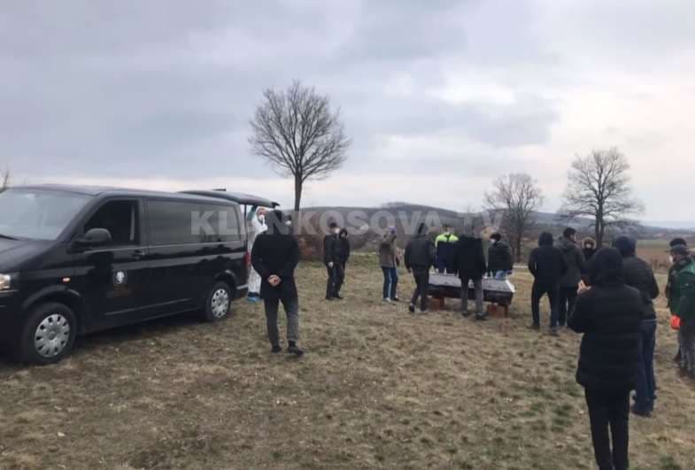 Varroset viktima e parë e Covid 19 (VIDEO)