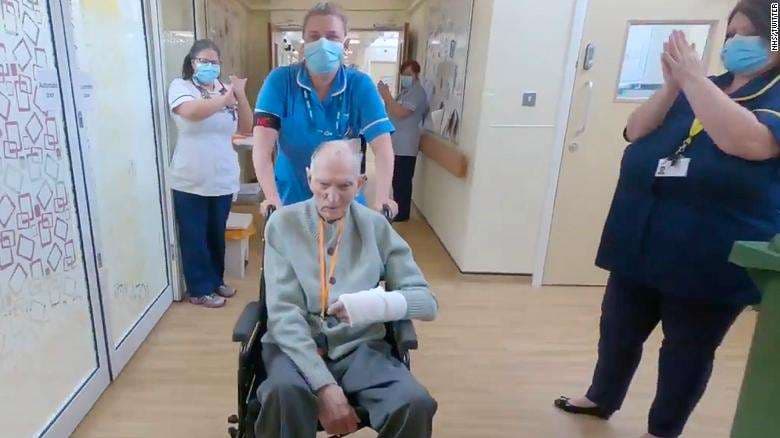 Veterani 99 vjeçar që i mbijetoi Luftës së Dytë Botërore ia hedh edhe koronavirusit (VIDEO)