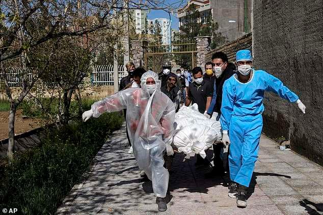Pinë alkool duke besuar se kurohen nga koronavirusi, 600 të vdekur dhe 3000 të sëmurë në Iran
