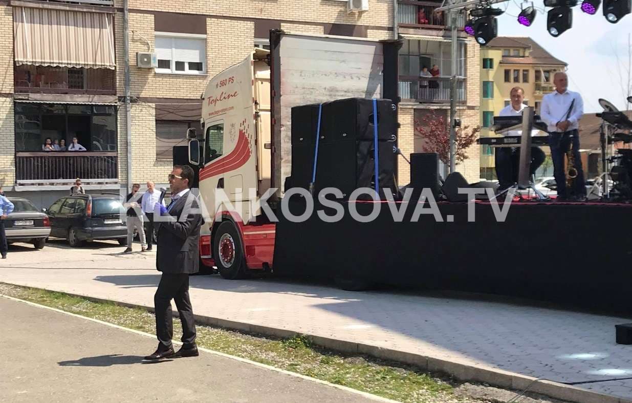 Nis paraqitja e Shkelzen Jetishit nëpër Gjakovë (VIDEO)