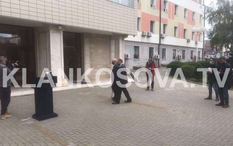 Mustafa shkon në takimin e thirrur nga Thaçi