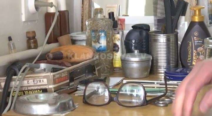 Berberët e mbyllur, qytetarët qethen vet (VIDEO)
