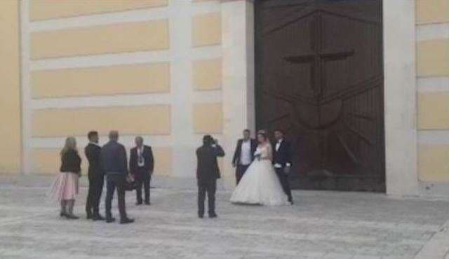 Çifti nga Shkodra sfidon koronavirusin duke kurorëzuar dashurinë (VIDEO)