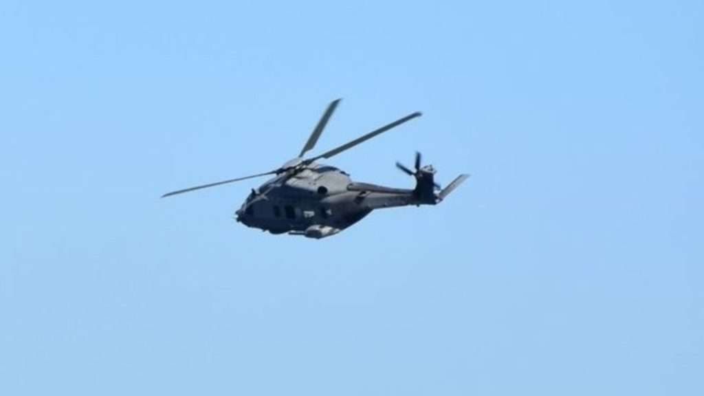 Fier: Helikopteri i shkon në ndihmë zjarrfikësve për t'i fikur flakët