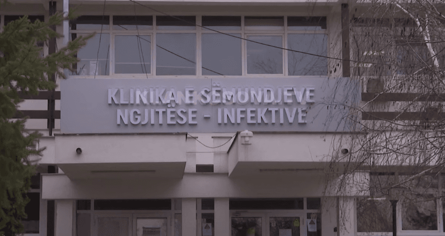 Vetizolohen 13 punëtorë shëndetësorë që patën kontakt me njërën prej viktimave (VIDEO)