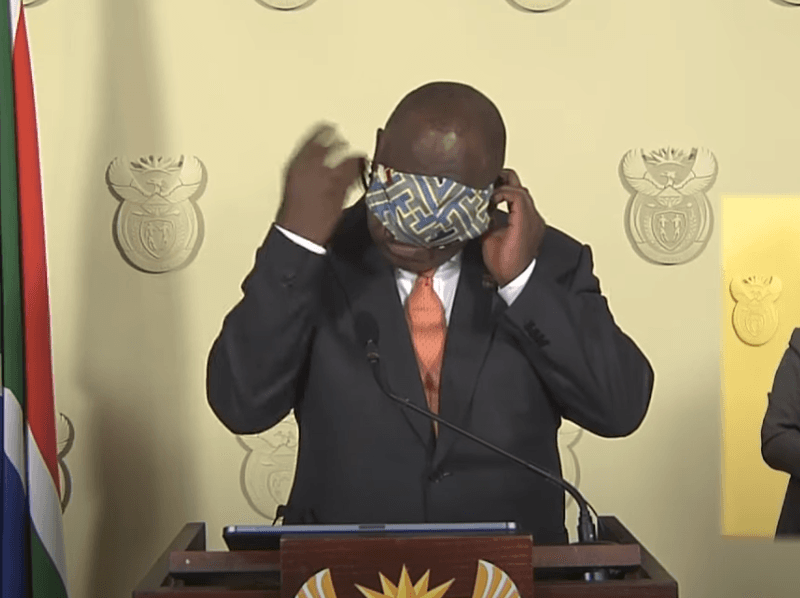 Përpjekja e madhe e presidentit të Afrikës së Jugut për vendosjen e maskës (VIDEO)