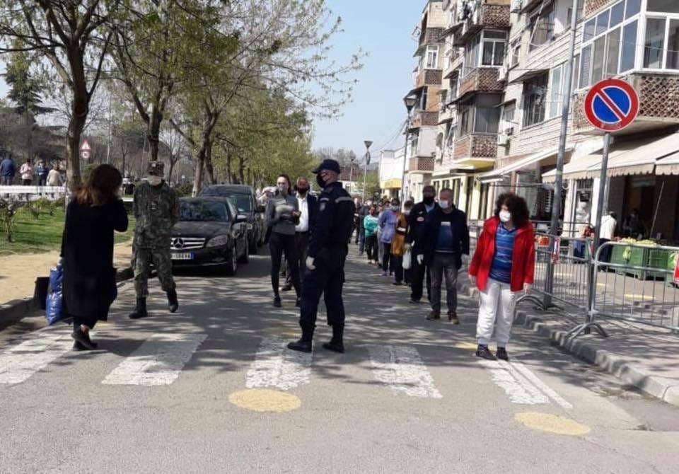Rama lavdëron qytetarët që mbajnë distancën në treg: Kështu arrihet fitorja e afërt