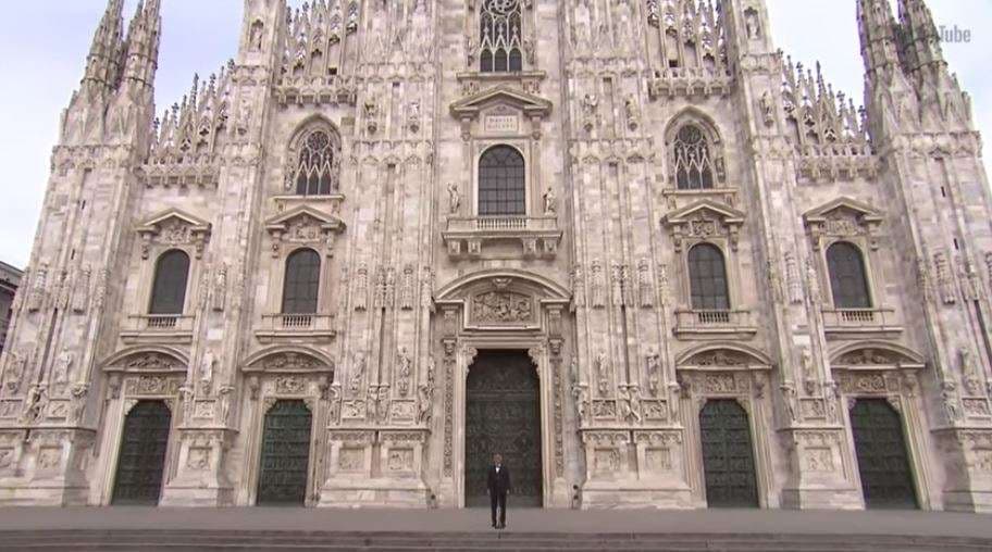 Andrea Bocelli i vetmuar në Duomo të Milanos emocionoi botën (VIDEO)