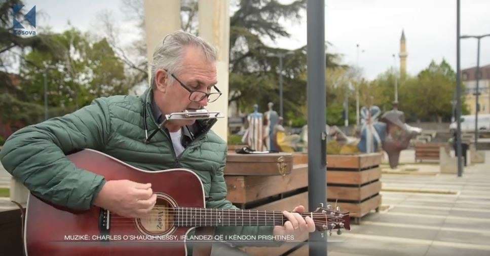 Charls O'Shaughnessy, irlandezi që i këndon Prishtinës (VIDEO)