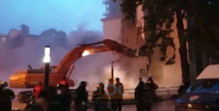 Le Monde: Teatri Kombëtar në Shqipëri shembet nga qeveria, një akt barbar