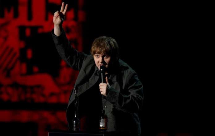 Lewis Capaldi realizon incizimet e reja (VIDEO)