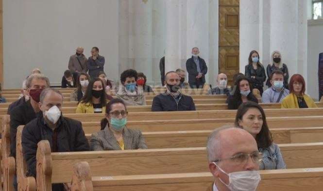Pandemia, rifillon mbajtja e meshave katolike (VIDEO)