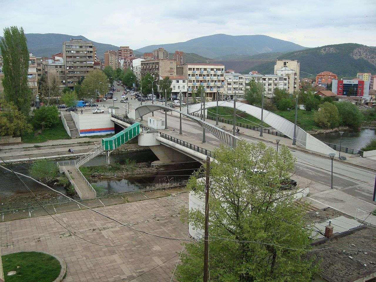 Në veri të Mitrovicës nesër hiqet karantina, në jug pesë familjarët e pacientes së parë dolën pozitivë