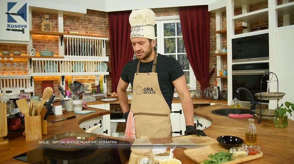 Recetë: Biftek i shoqëruar me domatini (VIDEO)