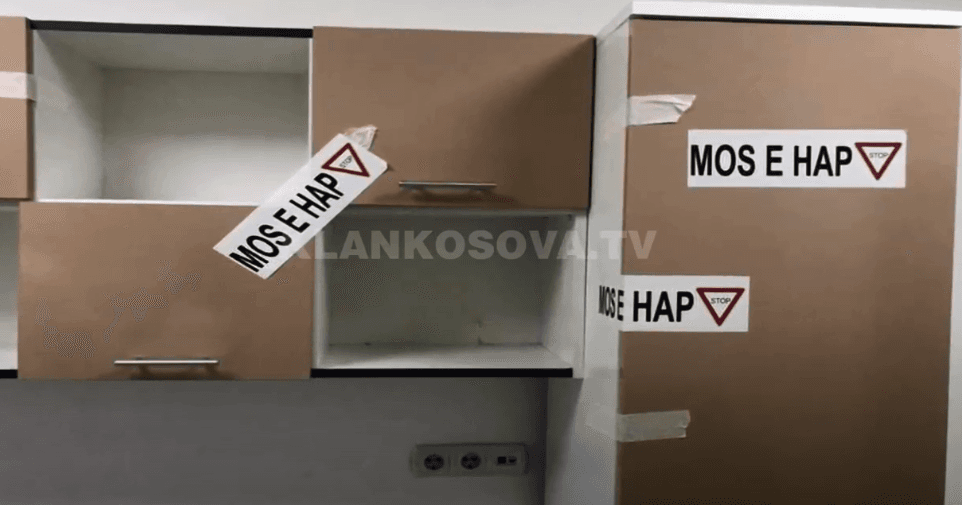 Studentët i kërkojnë gjësendet e tyre në konvikte (VIDEO)