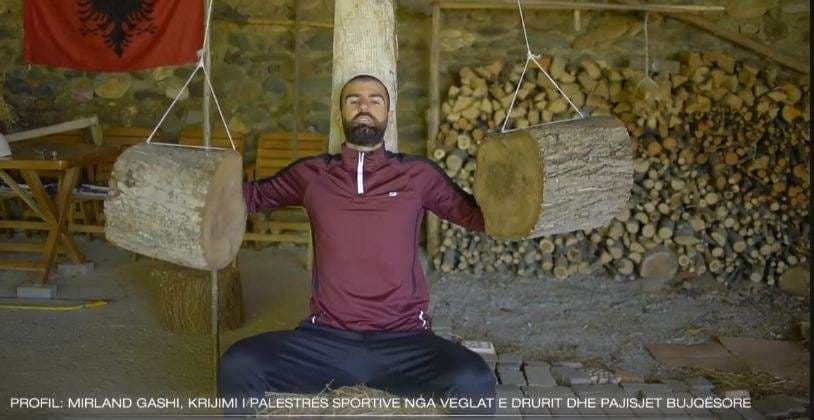 I riu nga Isniqi krijon palestrën me vegla druri dhe pajisje bujqësore (VIDEO)