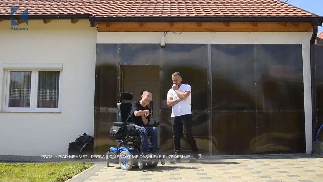 Riad Mehmeti, përballon sfidat me dashuri e buzëqeshje (VIDEO