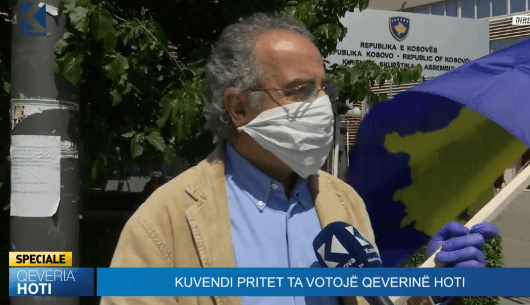 “Dëshpërim Kosova” – qytetari që po proteston kundër Qeverisë Hoti (VIDEO)