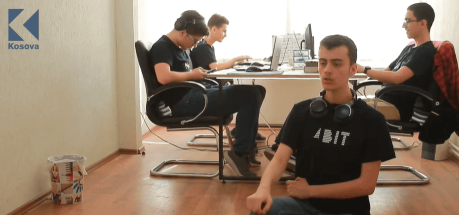 16 vjeçarët që po krijojnë kompaninë e tyre në Kosovë (VIDEO)