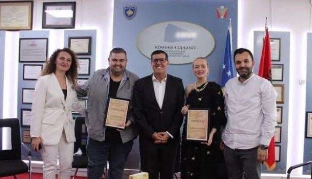 Adriana Matoshi dhe Fatmir Spahiu nderohen me mirënjohjen "Personalitetet e Vitit"