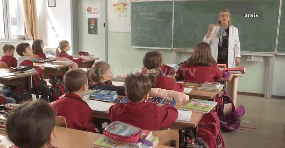 Bie numri i nxënësve e studentëve në Kosovë (VIDEO)
