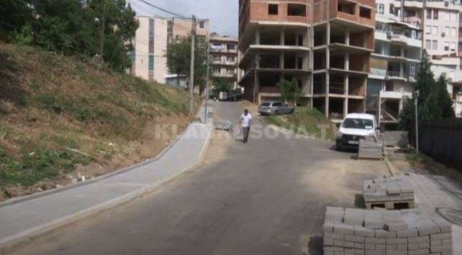 Gjakovarët kritika për trotuarin e ngushtë (VIDEO)