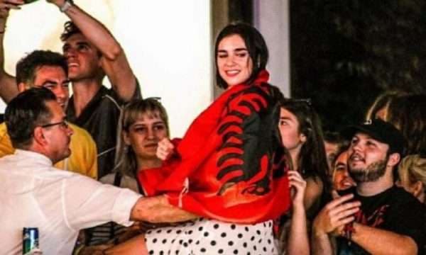 Dua Lipa kujton dëbimin e shqiptarëve: 21 vjet nga spastrimi etnik që forcat serbe kryen në Kosovë