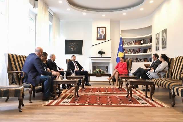 Dumoshi takohet me komunitetet joshumicë, iu premton projekte që janë në interes të tyre