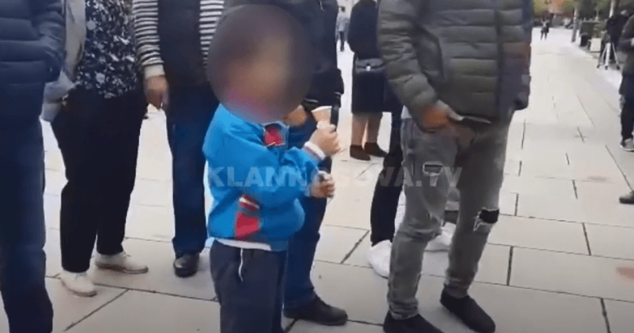 Një protestues i veçantë: Vogëlushi thërret Qeveria Kurti para Kuvendit (VIDEO)