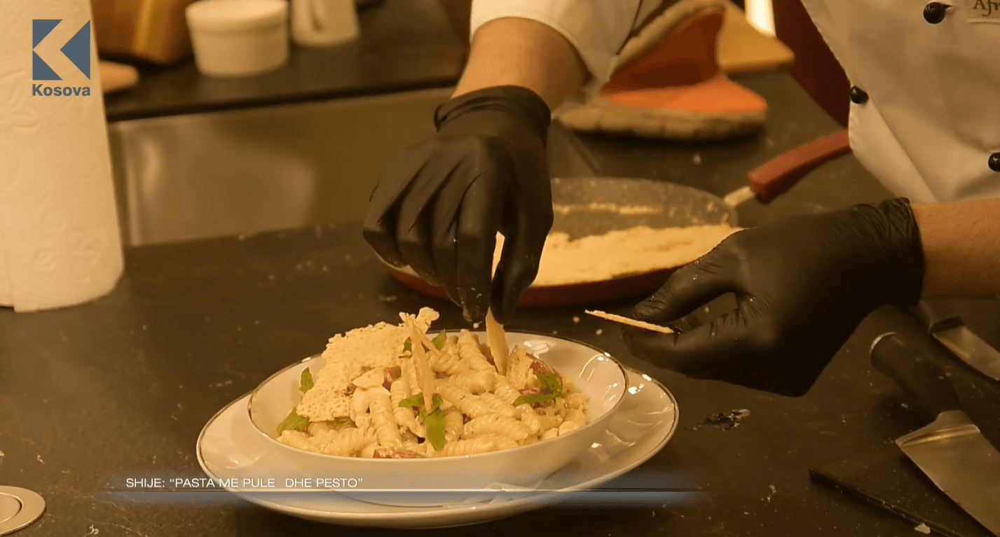Shije: Pasta me pulë dhe pesto (VIDEO)