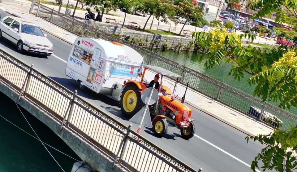 Turistë nga Austria me traktorë për pushime në Mal të Zi (FOTO)