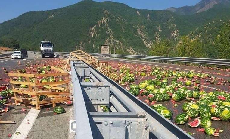 Një pjesë e Rrugës së Kombit mbulohet me shalqinj (FOTO)