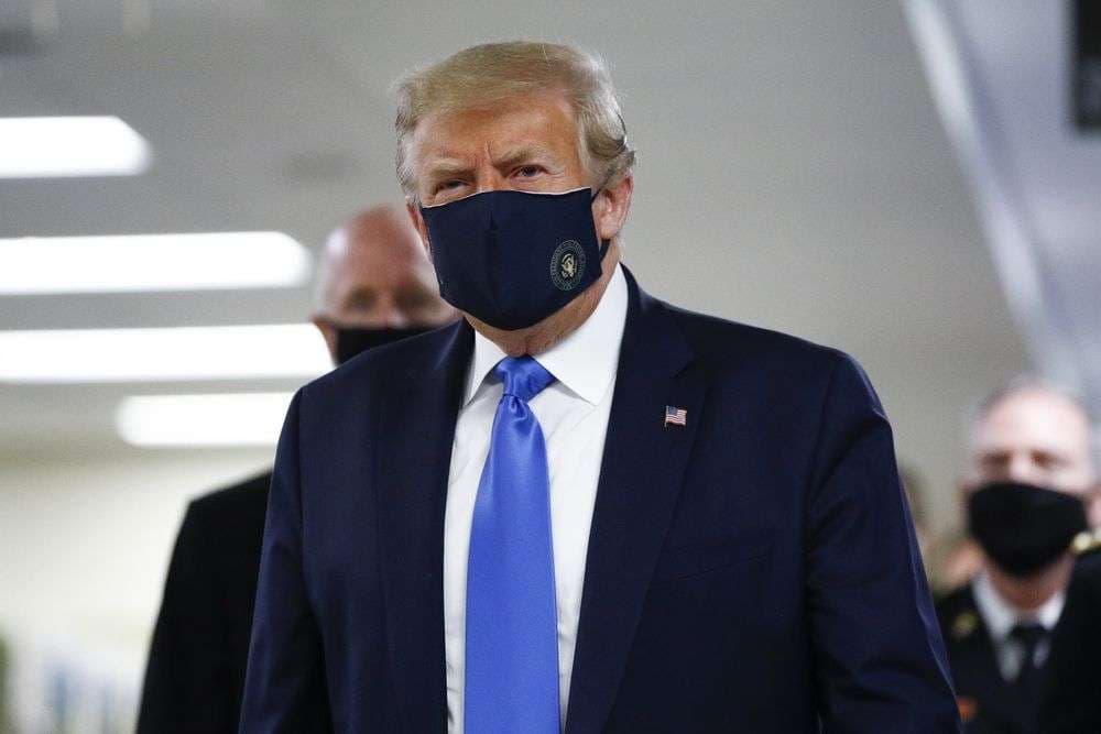 "Dorëzohet" Trump, vendos maskën gjatë një vizite në spital