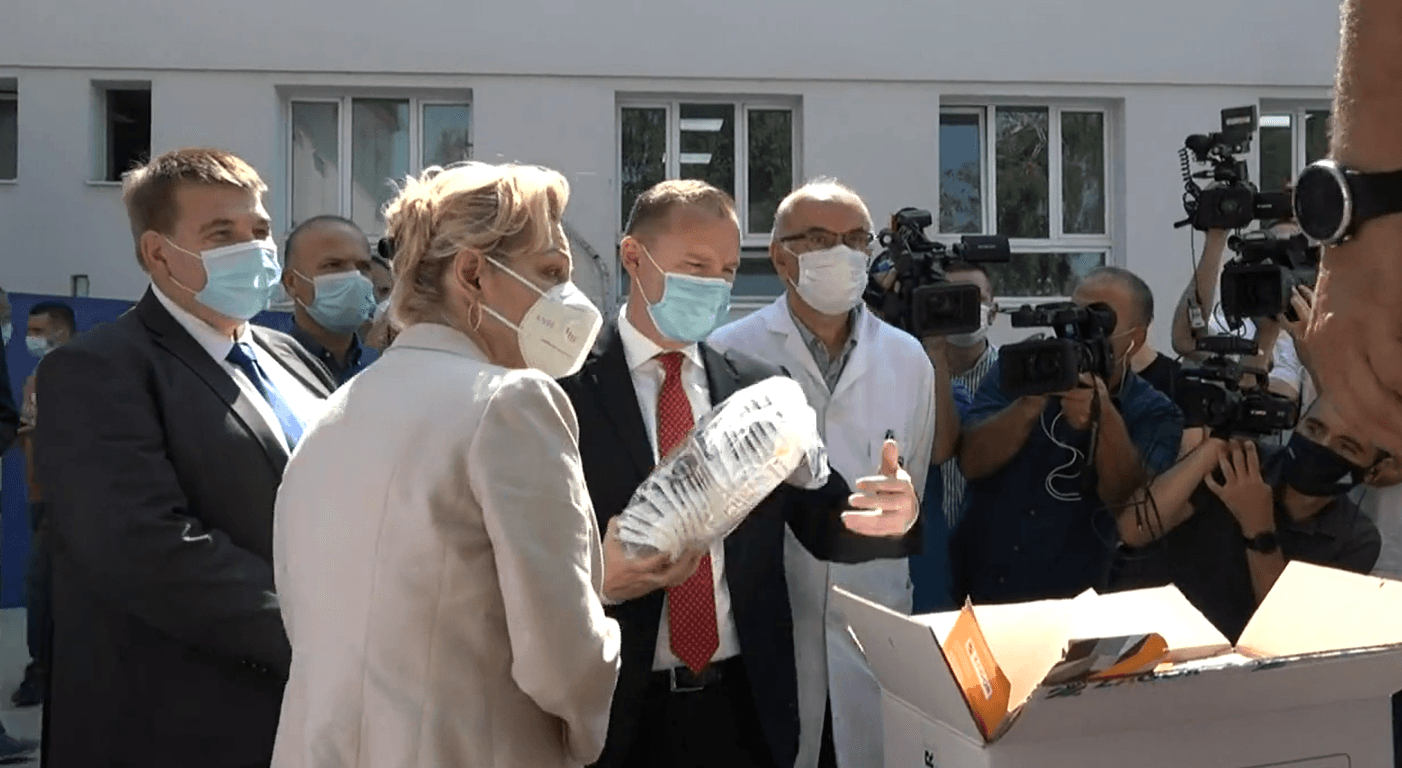Bëhet pranim-dorëzimi i donacionit për Covid-19, Zemaj: Mos i dëgjoni ata që thërrasin për padëgjueshmëri