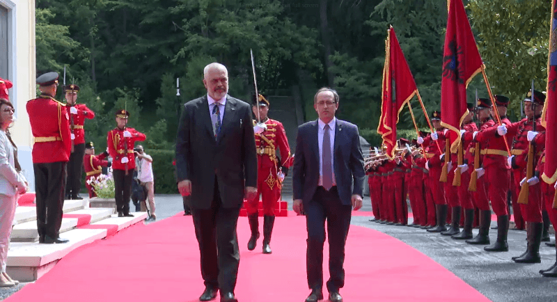 Hoti viziton Shqipërinë, e presin liderët (VIDEO)