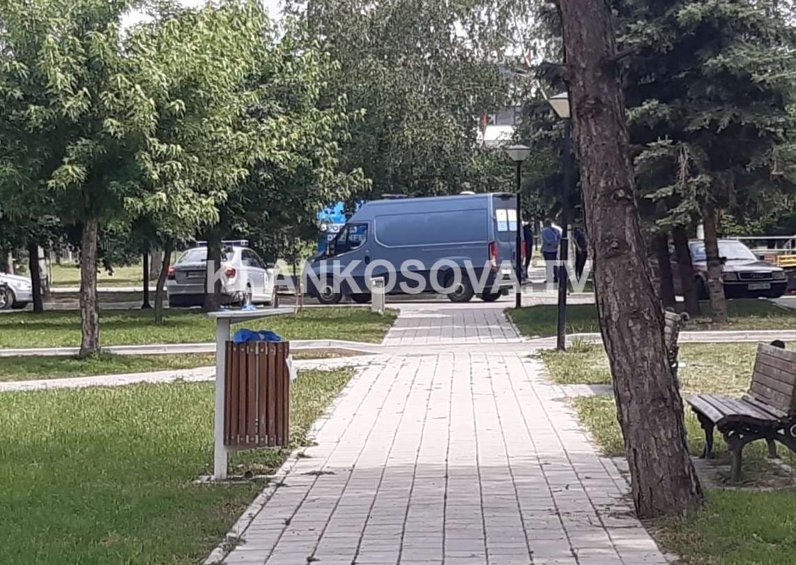 Policia bllokon hyrjet – katër trupa të pajetë nxirren nga Infektiva (VIDEO)