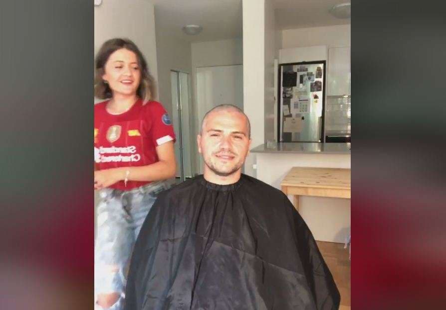 Ukë Krasniqi e mban premtimin, i pret flokët pasi Liverpool ngriti trofeun e Premier League (VIDEO)