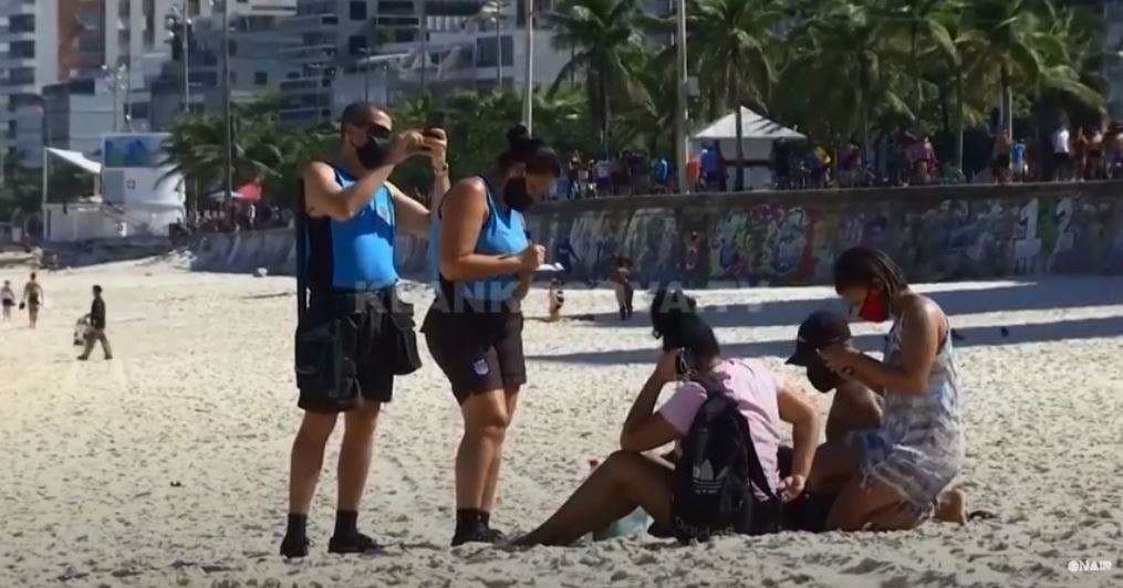 Brazilianët me maska në plazh (VIDEO)