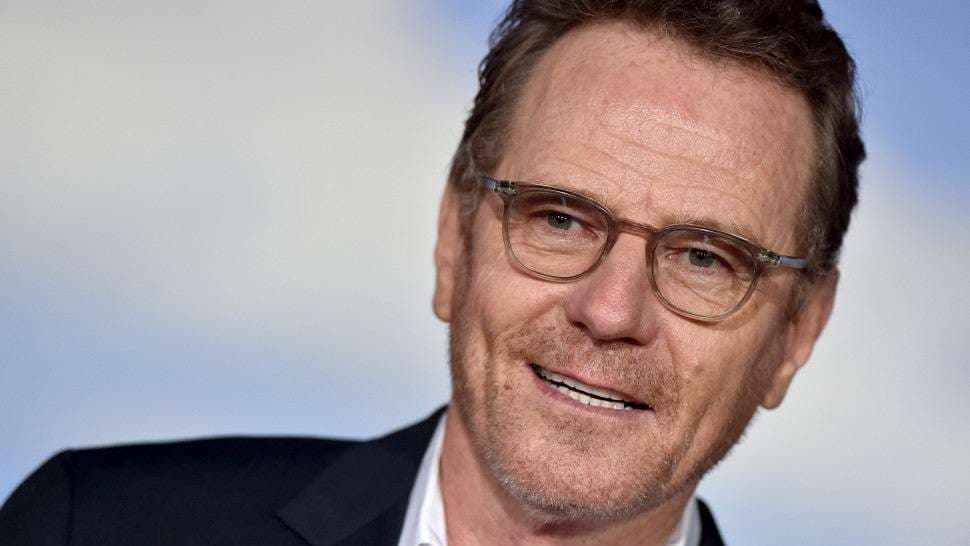 Aktori Bryan Cranston dhuron plazma për studimin e COVID-19 (VIDEO)