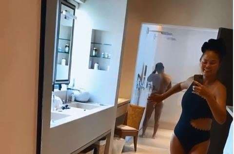 Teigen xhiron bashkëshortin teksa bën tush (VIDEO)
